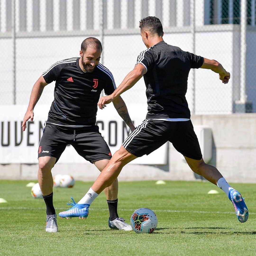 ユヴェントスFCさんのインスタグラム写真 - (ユヴェントスFCInstagram)「A double day of two training sessions in Turin 👏‼️ #ForzaJuve」7月17日 2時33分 - juventus