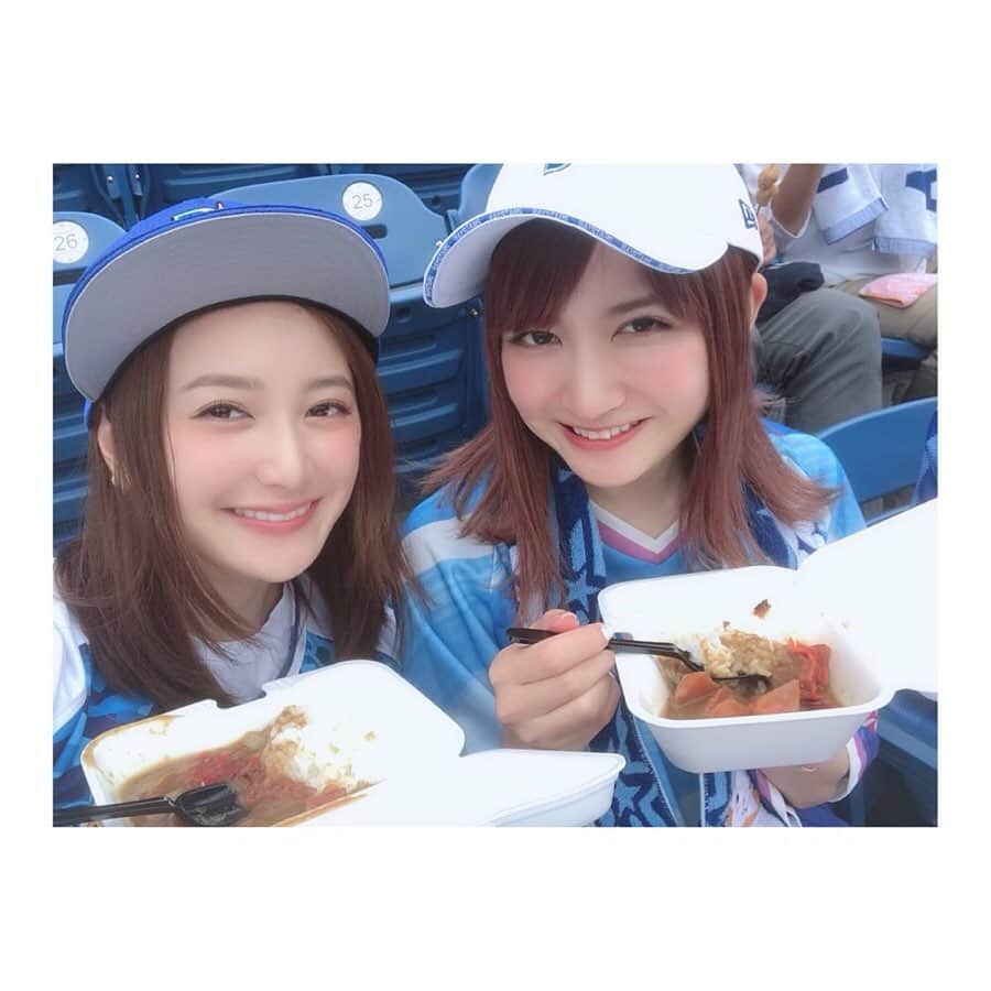 のインスタグラム：「EAGLES vs. BAYSTARS はじめてのバックネット裏 ⚾️⭐︎ この日はいちばんお気に入りの スターナイト2015ユニフォームを着ました 👕 ・ ・ イーグルスファンの皆さまの応援が熱くて 少し覚えました 📣🔥笑 この日も面白い試合展開であっという間の3時間！ エスコバーさんの投げるボールは バックネット裏で改めて見ると ものすごーーーく速かったです 👏🏻✨ そして後ろの席のお兄さんが 筒香さんのサインボールキャッチされたので お写真撮らせていただきました 🥰 今年はたくさん交流戦を観に行けて、嬉しい ♡ プロ野球後半戦に入りましたね！ ベイスターズ 📣📣 #東北楽天ゴールデンイーグルス #楽天イーグルス #横浜denaベイスターズ #交流戦 #2019 #プロ野球 #rakuteneagles #baystars #青星寮カレー #美味しい #ハマスタごはん #すき」