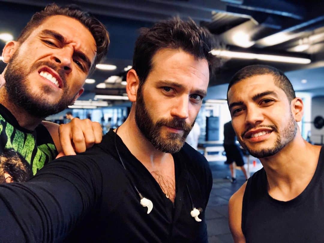 のインスタグラム：「I had to get out of the gym before these two destroyed it and me. #Arrow #WildDog #Prometheus #EarthX #Tommy」