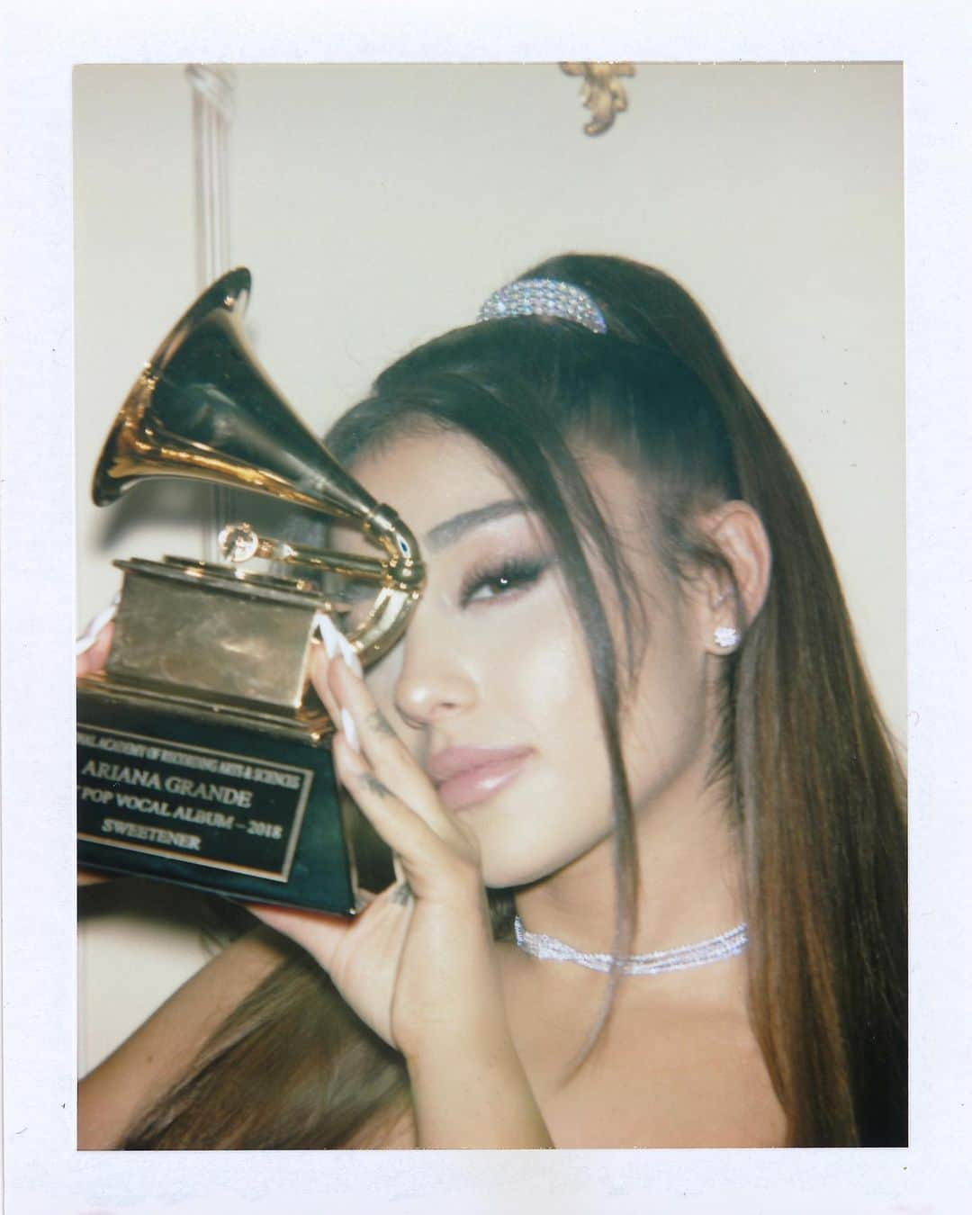 アリアナ・グランデさんのインスタグラム写真 - (アリアナ・グランデInstagram)「really glad i checked the mail」7月17日 3時05分 - arianagrande