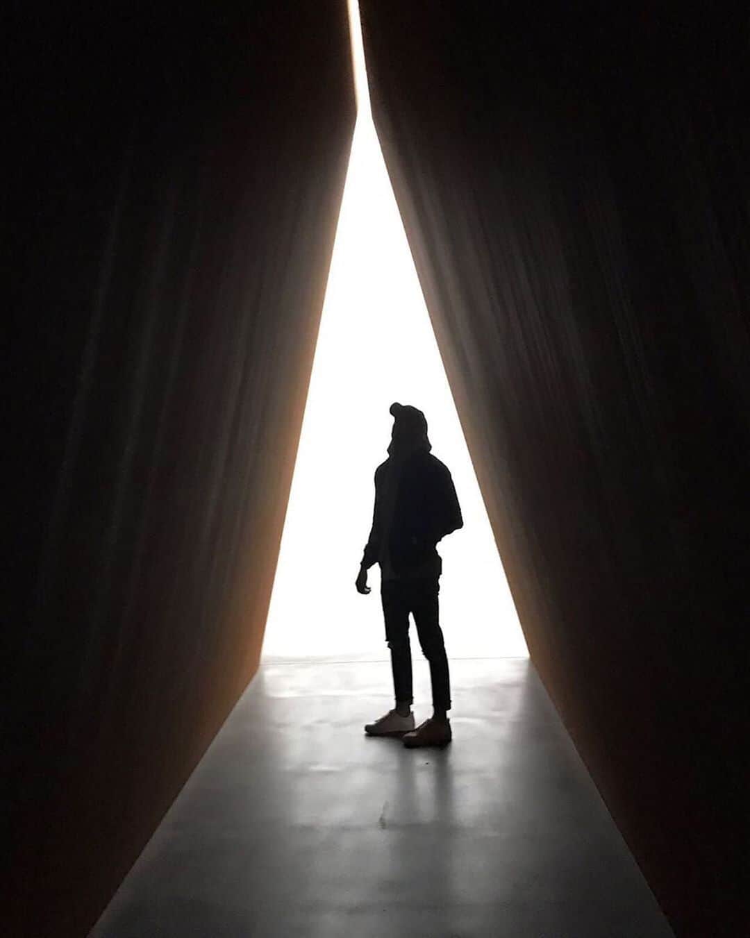 ガゴシアン・ギャラリーさんのインスタグラム写真 - (ガゴシアン・ギャラリーInstagram)「#RoundsEqualWeightUnequalMeasure: "I think I’m a transitional figure. If anything, I would call myself a post-structuralist, not a postmodernist. I’m involved with evolution of form, the connection where space and matter meet." —Richard Serra  Serra presented three large-scale steel sculptures in the exhibition, "NJ-2, Rounds: Equal Weight, Unequal Measure, Rotate," at Gagosian, Britannia Street, London, in 2017. Learn more via the link in our bio! ___________ #RichardSerra #Gagosian #Repost: @manuelenriqueu」7月17日 2時59分 - gagosian