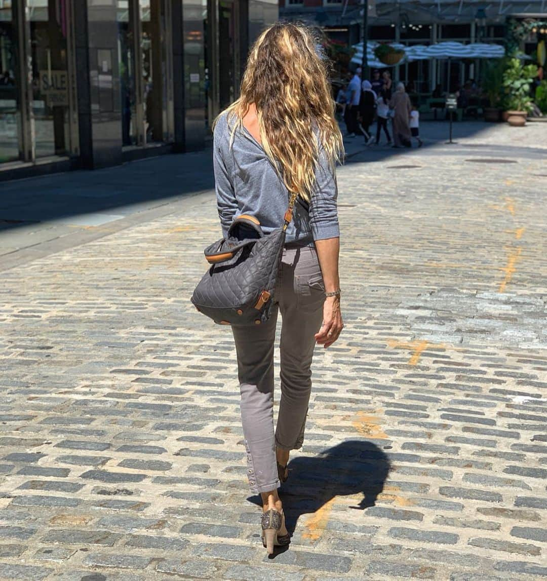 サラ・ジェシカ・パーカーさんのインスタグラム写真 - (サラ・ジェシカ・パーカーInstagram)「My shoes and I.  @SJPCollection Ursula in Cartel all day yesterday.  From dawn to long past dusk.  On buses. Over cobblestone. In backseat and in booths.  They are making a very good case to be crowned Favorite. But you know how I feel about picking favorites.  X, SJ  Ps. She’s available now at our Seaport boutique, as well as on SJPbySarahJessicaParker in other delicious leather colorways!」7月17日 3時22分 - sarahjessicaparker