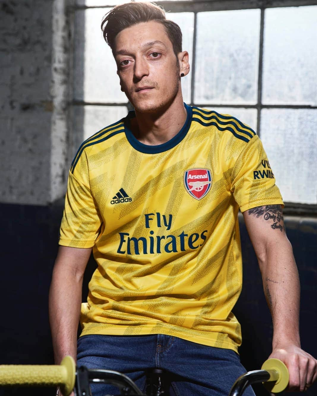 メスト・エジルさんのインスタグラム写真 - (メスト・エジルInstagram)「Fresh, sick, peng 🍌👕💥 #M1Ö #awaykit #DareToCreate #YaGunnersYa」7月17日 3時18分 - m10_official