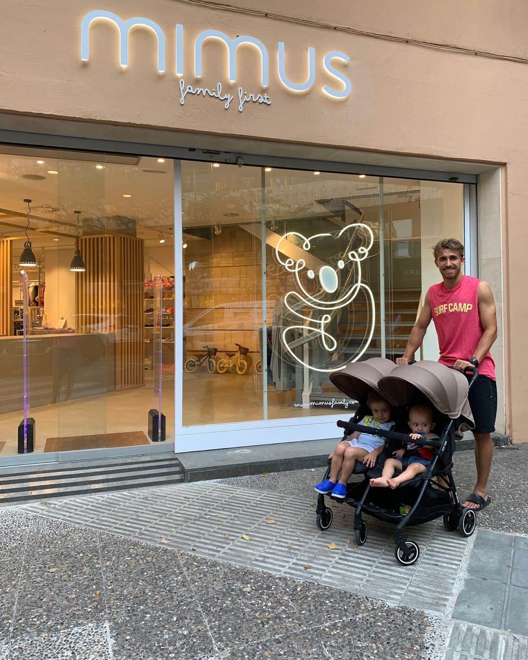 マルク・ムニエッサのインスタグラム：「Having a walk with these 2 baby monsters🤯👨‍👦‍👦」