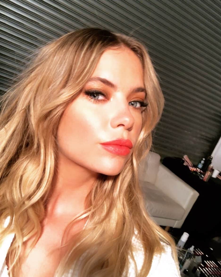 アシュレイ・ベンソンのインスタグラム：「So fresh ✨ Wearing the #1 foundation launch of 2019 — Fresh Wear Foundation from @lorealmakeup. #lorealparispartner」