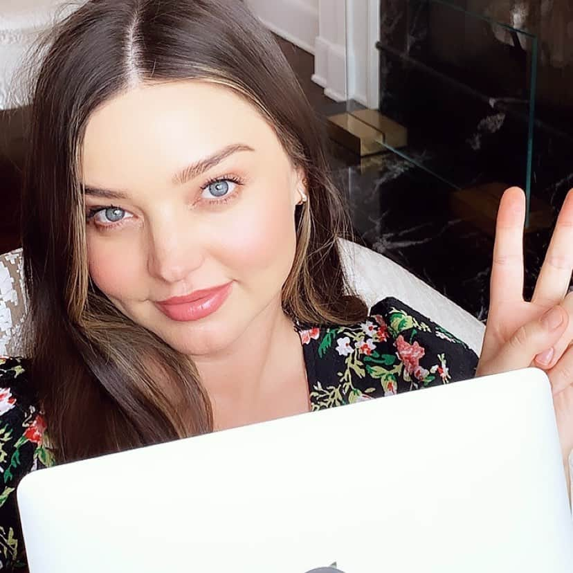 ミランダ・カーさんのインスタグラム写真 - (ミランダ・カーInstagram)「Hi Guys! I did a LIVE CHAT in the @Sephora Beauty Insider Community. Follow the link in my bio to see all the questions I answered about skincare & @koraorganics! 😘 xxx」7月17日 3時21分 - mirandakerr