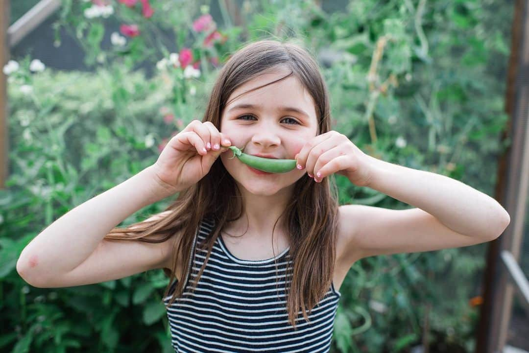 ティファニー・ティーセンさんのインスタグラム写真 - (ティファニー・ティーセンInstagram)「Life is short. Smile while you still have teeth hehe #getoutside #dontmissit #unplug #familytime #laughter」7月17日 3時40分 - tiffanithiessen