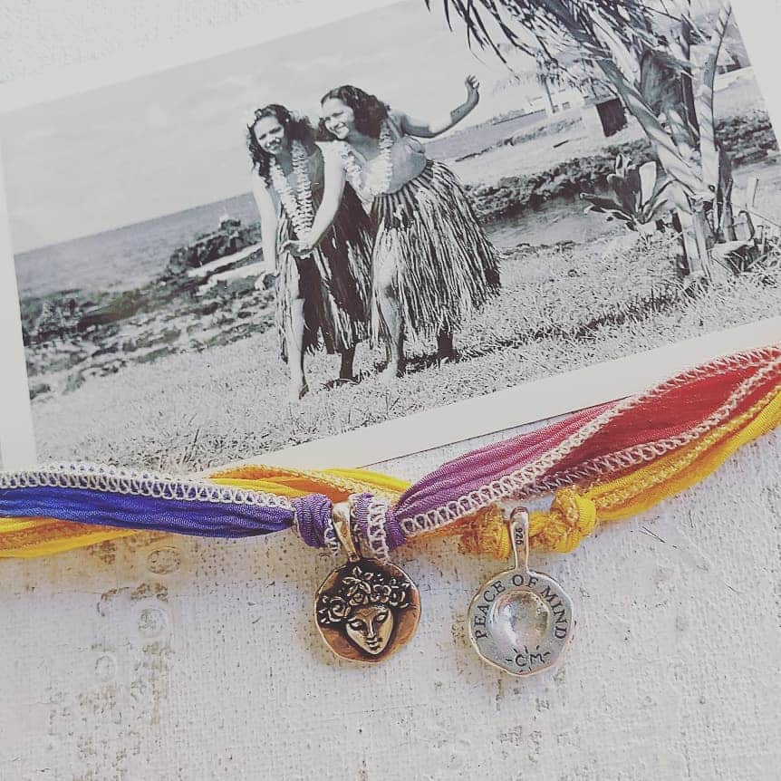 のインスタグラム：「Breaking News: Peace of Mind is priceless. I choose to represent it with a Wahine wearing a lei po'o (traditional Hawaaiian adornment worn on the head, made with flowers, leaves, feathers). One day the beautiful @loluvsmj took me to a lei po'o making event by  @paikohawaii @thesurfjack : I loved every minute, laughing a lot and thinking about the ultimate luxury of life for me : Peace of Mind #wisdom #peace #om #omshanti #peaceofmind #practice #shanti #yoga #goodluck #goodvibes #healing #practice #protection #priceless #waikiki」