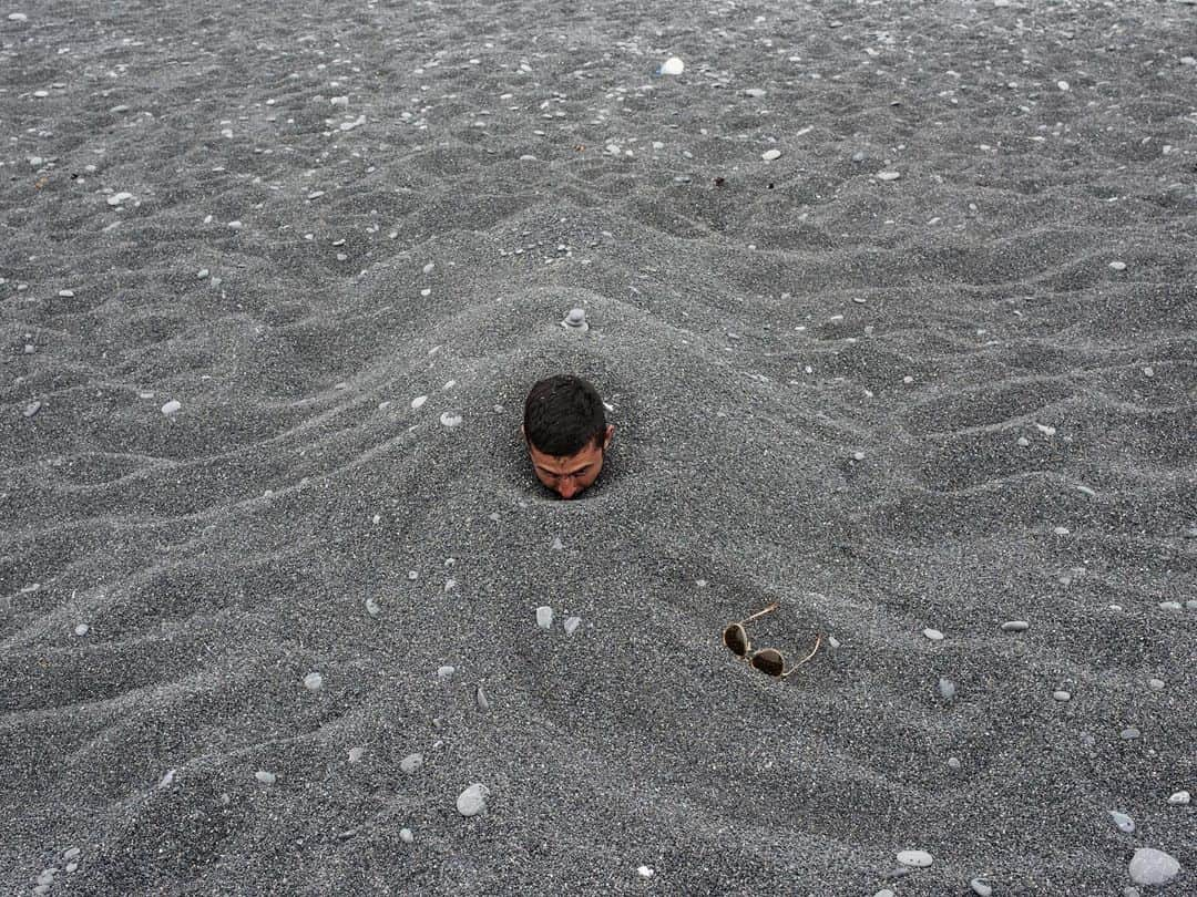 ナショナルジオグラフィックさんのインスタグラム写真 - (ナショナルジオグラフィックInstagram)「Photos by Lucas Foglia @lucasfogliaphoto | For a Nat Geo story about nature’s positive effects on the human brain, I photographed Eli Marienthal hugging the beach on the Lost Coast Trail in California. Eli cofounded Back to Earth, whose backpacking programs help teenage boys connect to their spirituality and holistic well-being in nature. As children spend more time indoors in front of screens, it is important to remember that time outside has been proven to make them healthier and happier.」7月17日 3時37分 - natgeo