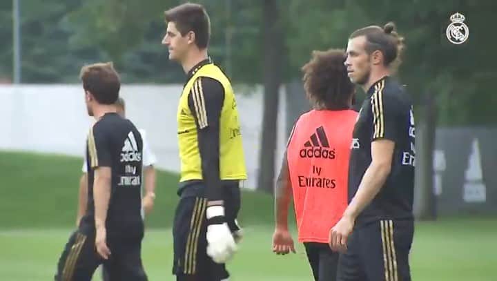 ティボ・クルトゥワのインスタグラム：「Vamos a más 🤚🏼⛔️ #HalaMadrid」