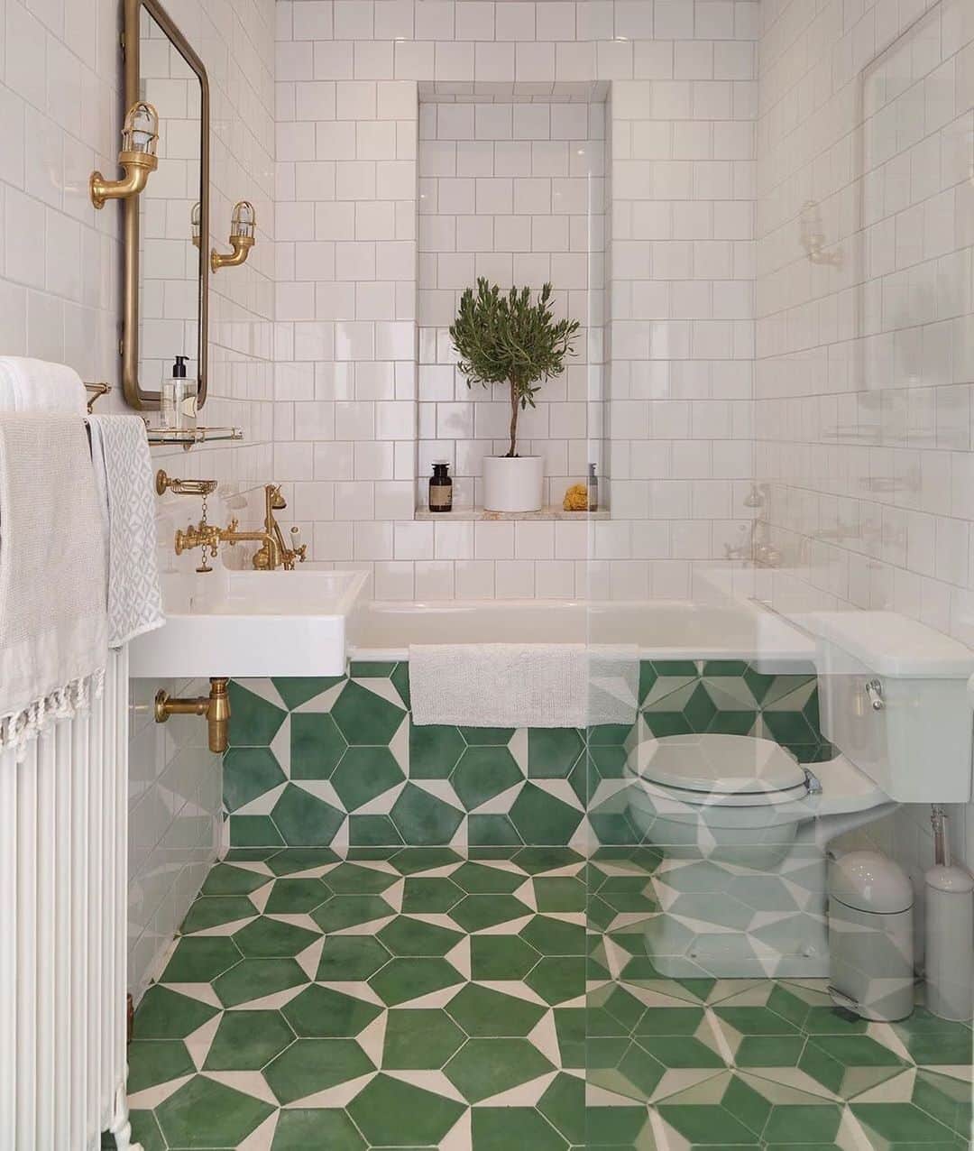 MT DOMAINEさんのインスタグラム写真 - (MT DOMAINEInstagram)「Who says bathroom tile has to stop at the floor? | Photo by Jason Goldman for @homepolish」7月17日 3時37分 - mydomaine