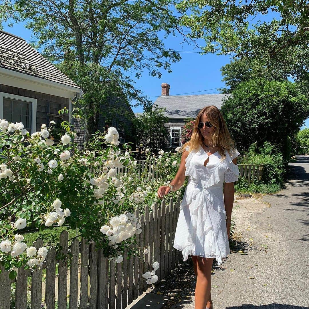 ケリー・キローレン・ベンサイモンさんのインスタグラム写真 - (ケリー・キローレン・ベンサイモンInstagram)「Beach hair and wild roses.  Use my discount code KELLY30 for VICKIE dress @walter_baker #nantucket #white #dresses #moda #summertime #islandliving #vacationmode #travelblogger #fashionblogger#streetstyle」7月17日 3時48分 - kellybensimon
