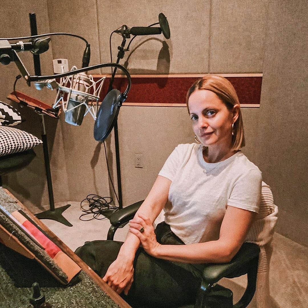 ミーナ・スヴァーリさんのインスタグラム写真 - (ミーナ・スヴァーリInstagram)「#TopicTuesday #Bookstagram 💁🏼‍♀️🎧📚 #Repost • @audiobooks_com  Check out the always lovely  @menasuvari in the studio narrating Three Women by @lisadtaddeo! 🌹 #MenaSuvari #ThreeWomen #LisaTaddeo #ThreeWomenBook #audiobook #audiobooklover #loveaudio #audiobookstagram  #bookishallure #bookishphoto ##whattoreadnext #bts #behindthescenes」7月17日 3時40分 - menasuvari