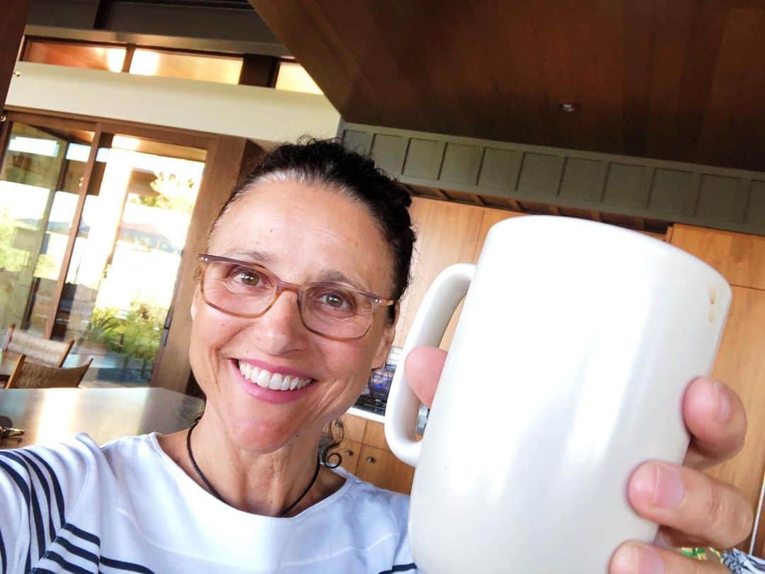 ジュリア ルイス ドレイファスさんのインスタグラム写真 ジュリア ルイス ドレイファスinstagram Cheers To All My Veephbo Friends And Huge Thanks To Televisionacad For All These Nominations My Cup Runneth Over And Yes Getting My Hair Colored