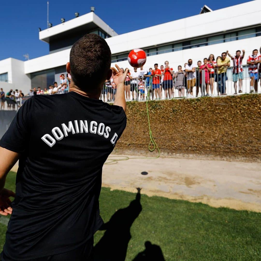 グラナダCFさんのインスタグラム写真 - (グラナダCFInstagram)「@domingos_mduarte dedicó sus primeras firmas y selfies a la afición en su presentación. 🔴⚪️ #Granada #Laliga #ligasantander #liga #futbol #soccer #football #granadacf #SobranLasPalabras #EternaLucha #primeradivision」7月17日 3時42分 - granadacf