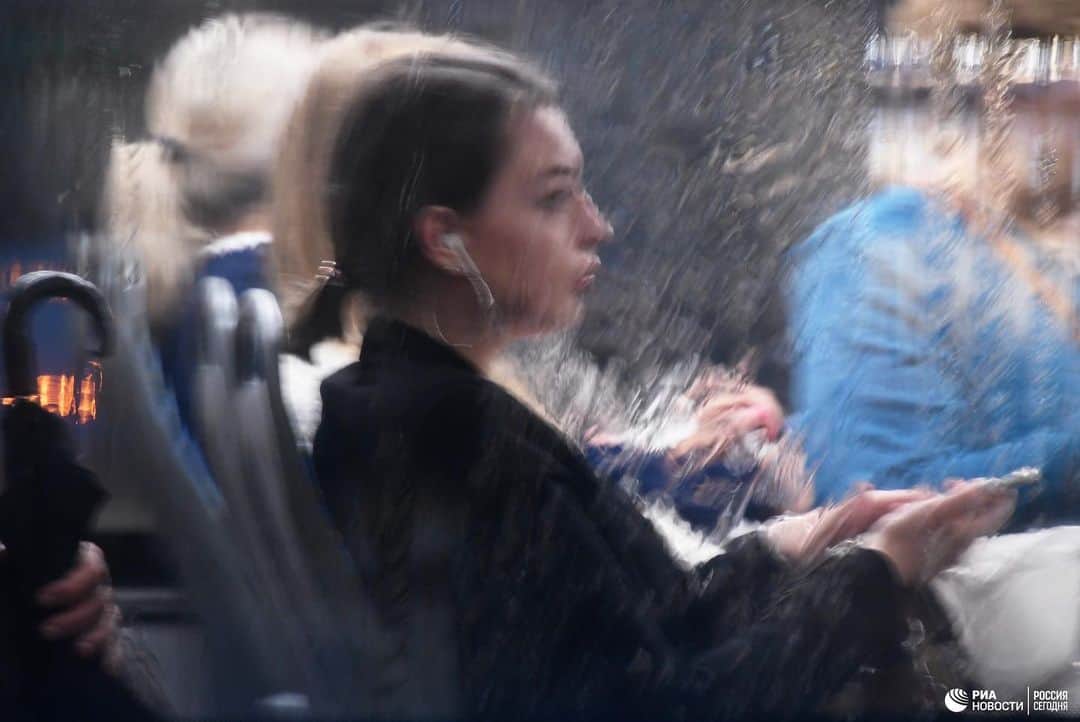 RIAノーボスチさんのインスタグラム写真 - (RIAノーボスチInstagram)「Сильный ливень с грозой и молниями обрушился на Москву во вторник вечером. Жители и гости столицы - в нашей фотоленте 🌧.」7月17日 3時56分 - ria_novosti