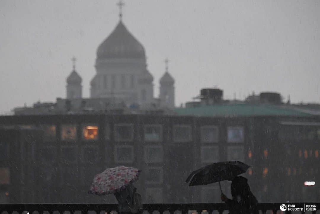 RIAノーボスチさんのインスタグラム写真 - (RIAノーボスチInstagram)「Сильный ливень с грозой и молниями обрушился на Москву во вторник вечером. Жители и гости столицы - в нашей фотоленте 🌧.」7月17日 3時56分 - ria_novosti