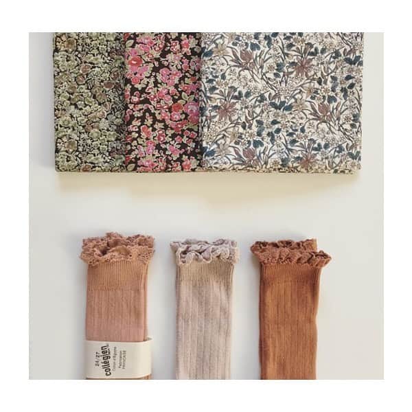 コレジアンのインスタグラム：「LIBERTY + LACE = PERFECT LOVE! 🥰 . Match Liberty print clothes to our frill knee-high socks this summer! 💕 . Liberty prints, with their fine weave, delicate and inventive patterns, intense long-wearing colours, and traditional English heritage are a perfect match for our lace-trim socks! 👌 . In the 1920s, Arthur Lasenby Liberty, the founder of legendary department store Liberty London, began to produce miniature floral, paisley & abstract prints that became known as ‘Liberty Prints’. They continue to be a source of inspiration for today’s greatest fashion designers! . 🇫🇷 LIBERTY + DENTELLE = L’AMOUR PARFAIT ! 🥰 . Associer l’imprimé Liberty à nos chaussettes hautes avec dentelle, donne une touche de romantisme et de fraîcheur à nos looks d’été ! Le Liberty nous rappelle aussi les vêtements des actrices de la Petite Maison dans la Prairie, cet imprimé ne se démode pas, il est champêtre, rétro et très féminin ! 💕 . Le liberty, un imprimé mode so british ! Cet imprimé à été créé en 1875 par l'Anglais Lasenby Liberty. Dans les années 70, les hippies ont beaucoup porté cet imprimé, il a aussi donné son nom à un grand magasin londonien. 👌 . Vous allez adorer composer des looks uniques avec nos chaussettes ! 😍 . Picture by @mahimahi3020 😘 . #collegien #collegiensocks #collegien_officiel #海外ベビー服 #ロンパース #女の子ベビー #女の子 #赤ちゃん #赤ちゃんのいる生活 #ベビモ #madeinfrance #extrasoft #bestsocksever #barneklær #kinderstrümpfe #kniestrümpfe #靴下 #носки #sokker #instamum #lacetrimkneehigh #libertylondon #libertyaddict #liberty」