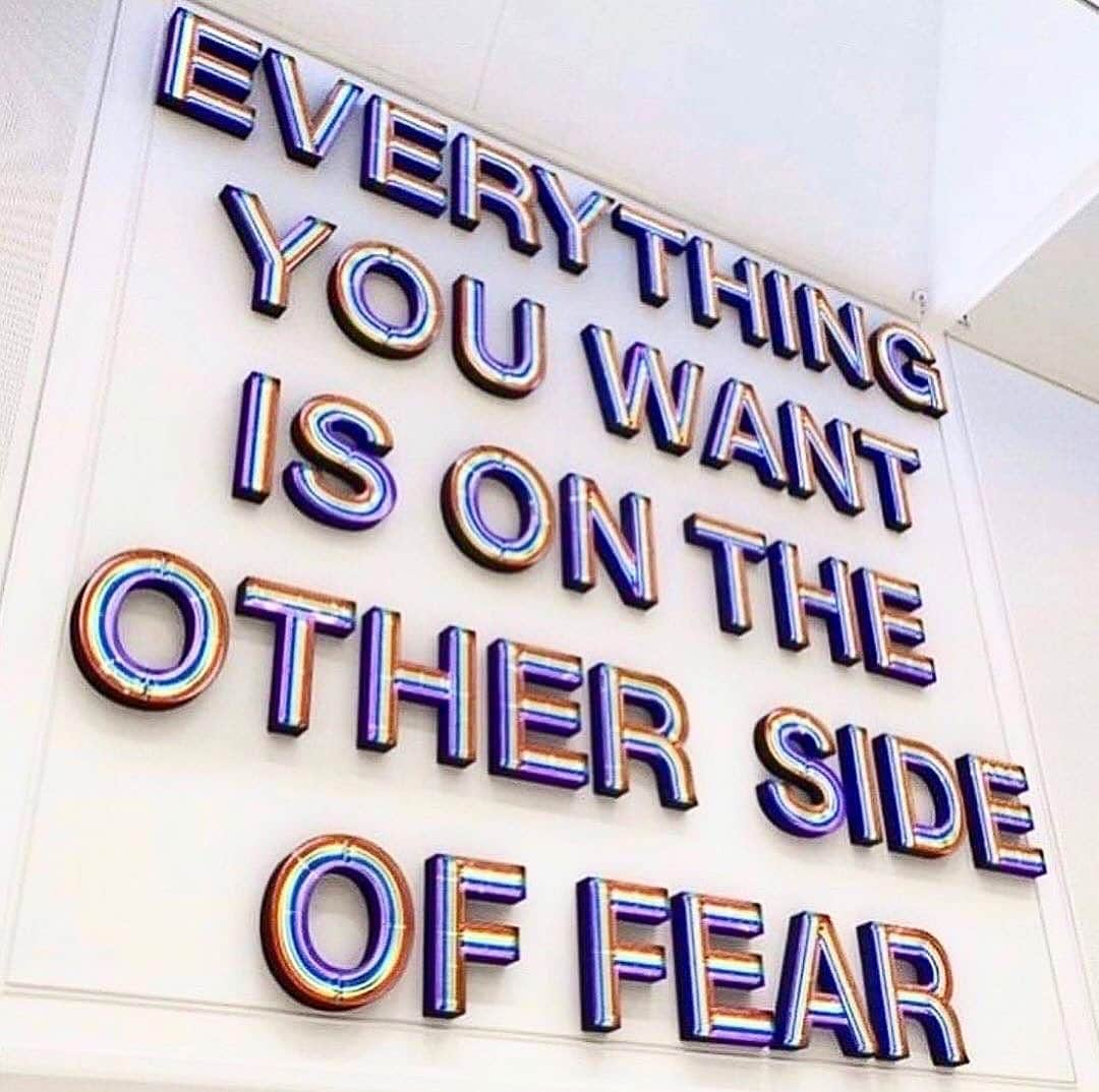 エリザベス・バンクスさんのインスタグラム写真 - (エリザベス・バンクスInstagram)「Truth. Make it happen, kids.💥 #TuesdayMotivation」7月17日 3時59分 - elizabethbanks