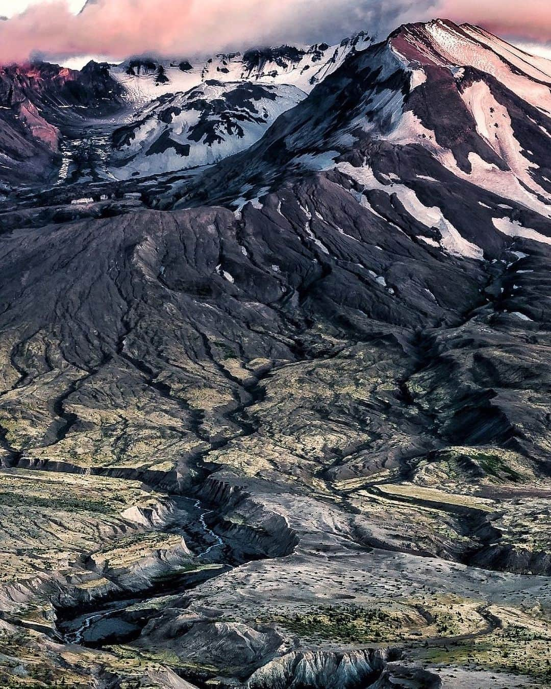 NikonUSAさんのインスタグラム写真 - (NikonUSAInstagram)「@garypeltz took this #NikonNoFilter shot of the breathtaking views from Mount St. Helens National Park in Washington. 📸: #D810 and AF-S #NIKKOR 70-200mm f/2.8G ED VR II lens. Want a chance to be featured here? Share your photos with us using #NikonNoFilter! #landscapephotography #pnwlife #discoverpnw」7月17日 3時59分 - nikonusa