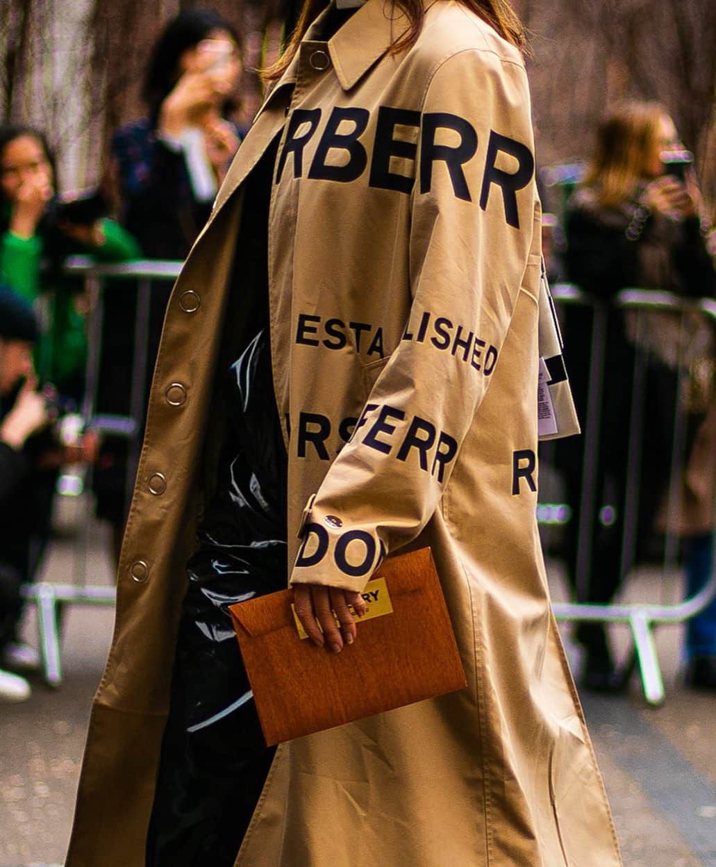 HYPEBEASTさんのインスタグラム写真 - (HYPEBEASTInstagram)「@hypebeaststyle: The traditional fashion week format will no longer be reserved for industry insiders alone. Coming this fall, the @britishfashioncouncil will offer tickets for purchase to London Fashion Week for the first time. In a recent statement, the organization outlines plans to “open its doors to the public” beginning with the upcoming September 2019 shows. The BFC hopes to “inspire young people” and “introduce fashion to a wider pool of people who may not have previously engaged with it or understand the incredible careers and opportunities that the industry holds.” Tickets will start at around $168 USD for “Standard” and $300 USD for front row seats and VIP lounge access. Head to our bio link for more info.  Photo: Ben Awin/HYPEBEAST」7月17日 3時59分 - hypebeast