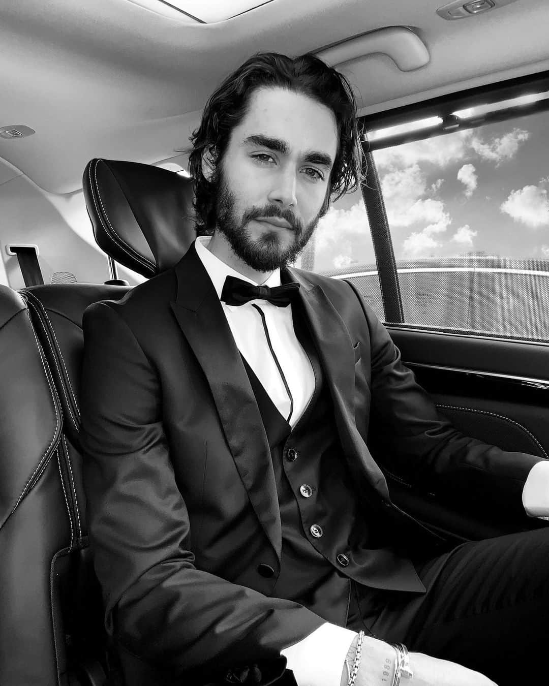 NICOLAS SIMOESのインスタグラム：「Out for diner 💭✨」