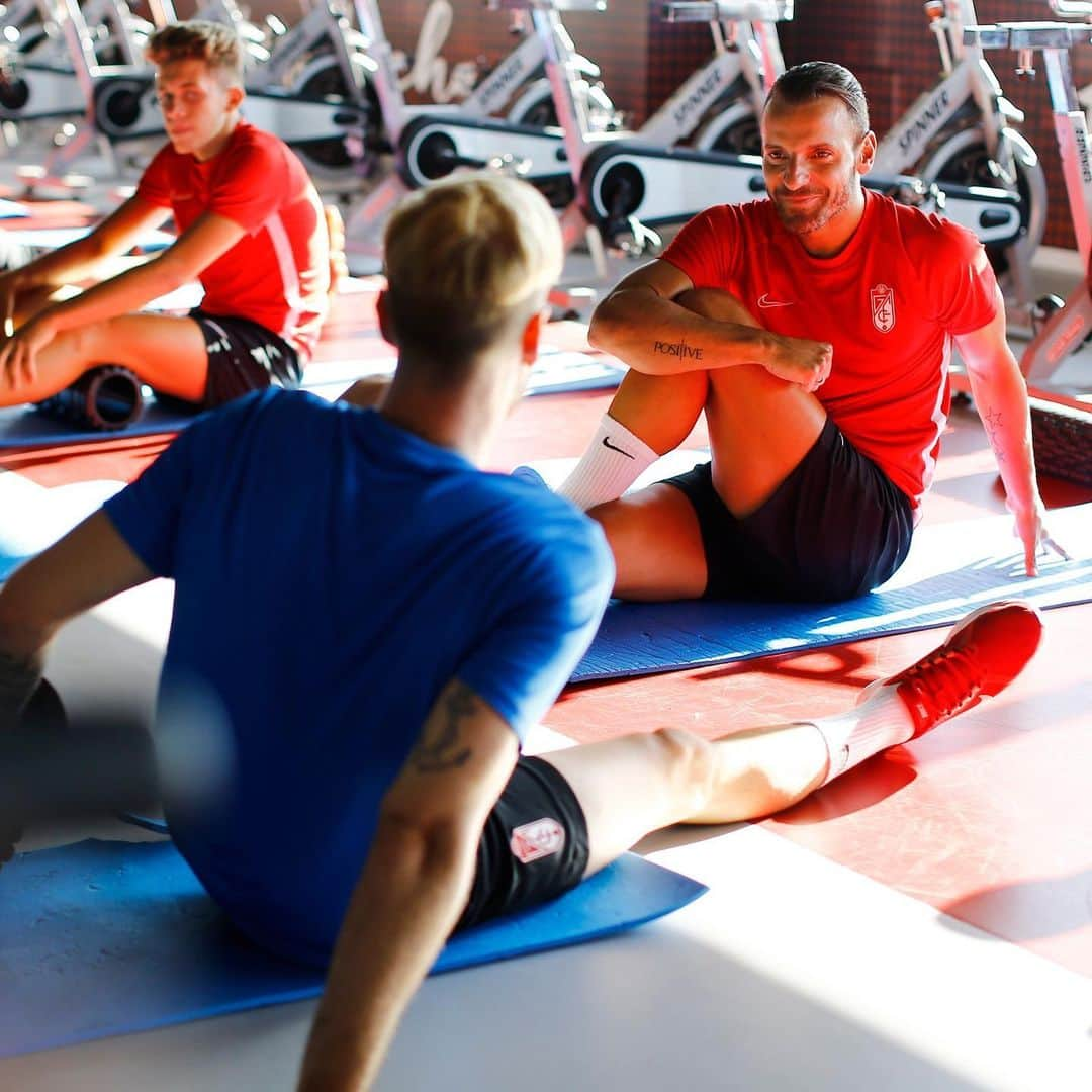 グラナダCFさんのインスタグラム写真 - (グラナダCFInstagram)「El #Granada completa esta tarde en el gimnasio otra jornada de doble trabajo. @domingos_mduarte y @R9Soldado se ejercitaron junto al resto por primera vez. 🔴⚪️ #Granada #Laliga #ligasantander #liga #futbol #soccer #football #granadacf #SobranLasPalabras #EternaLucha #primeradivision」7月17日 4時00分 - granadacf