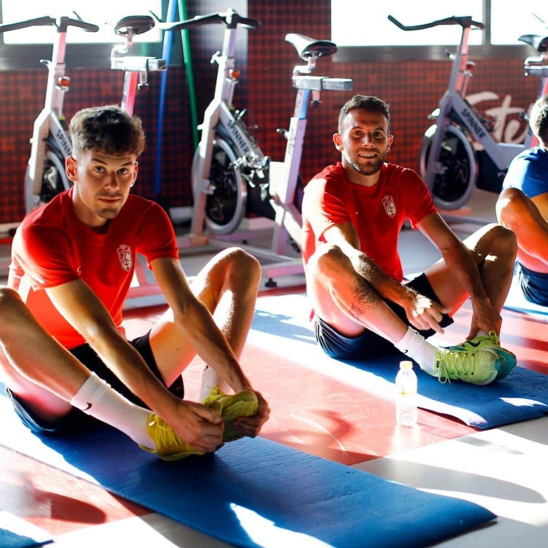 グラナダCFさんのインスタグラム写真 - (グラナダCFInstagram)「El #Granada completa esta tarde en el gimnasio otra jornada de doble trabajo. @domingos_mduarte y @R9Soldado se ejercitaron junto al resto por primera vez. 🔴⚪️ #Granada #Laliga #ligasantander #liga #futbol #soccer #football #granadacf #SobranLasPalabras #EternaLucha #primeradivision」7月17日 4時00分 - granadacf