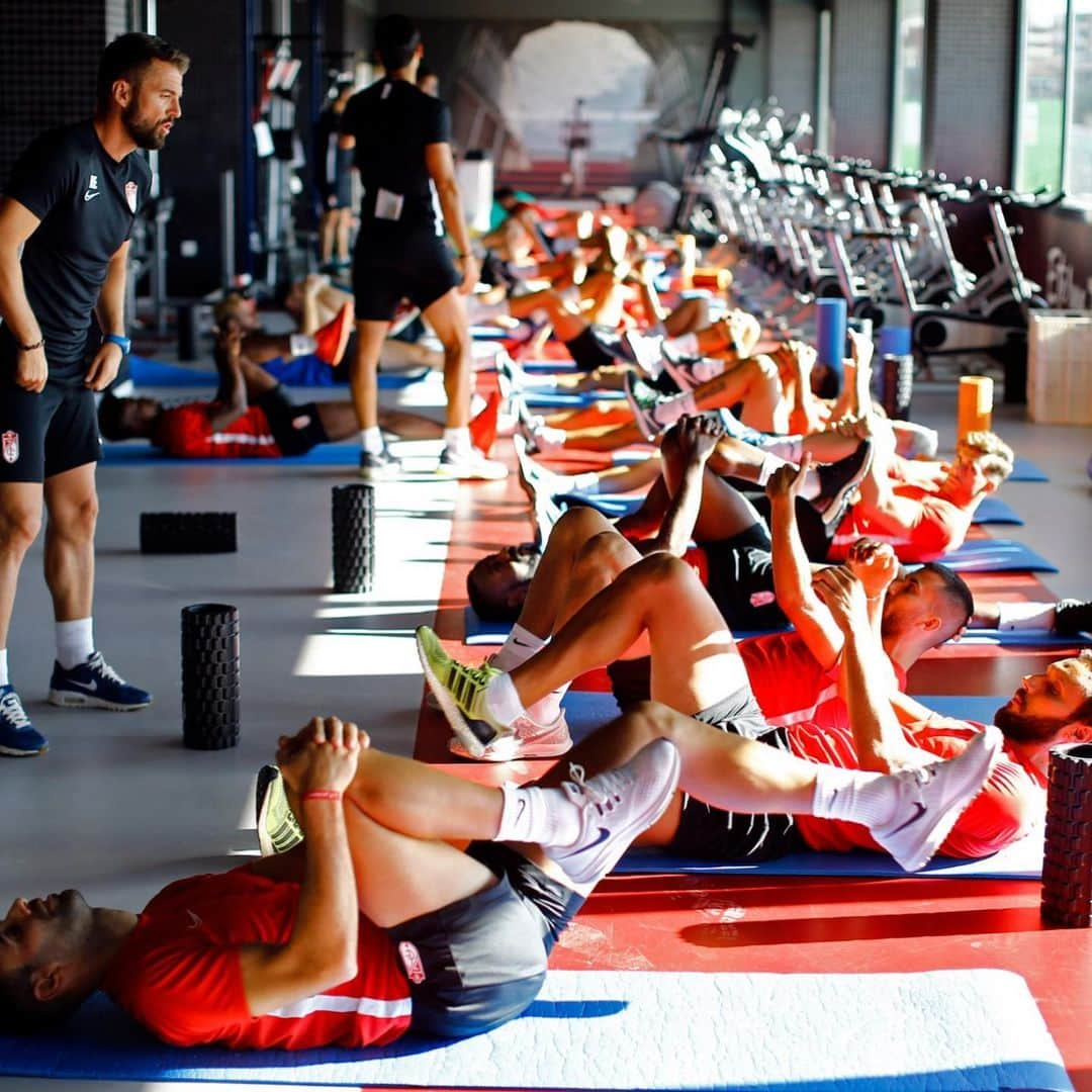 グラナダCFさんのインスタグラム写真 - (グラナダCFInstagram)「El #Granada completa esta tarde en el gimnasio otra jornada de doble trabajo. @domingos_mduarte y @R9Soldado se ejercitaron junto al resto por primera vez. 🔴⚪️ #Granada #Laliga #ligasantander #liga #futbol #soccer #football #granadacf #SobranLasPalabras #EternaLucha #primeradivision」7月17日 4時00分 - granadacf