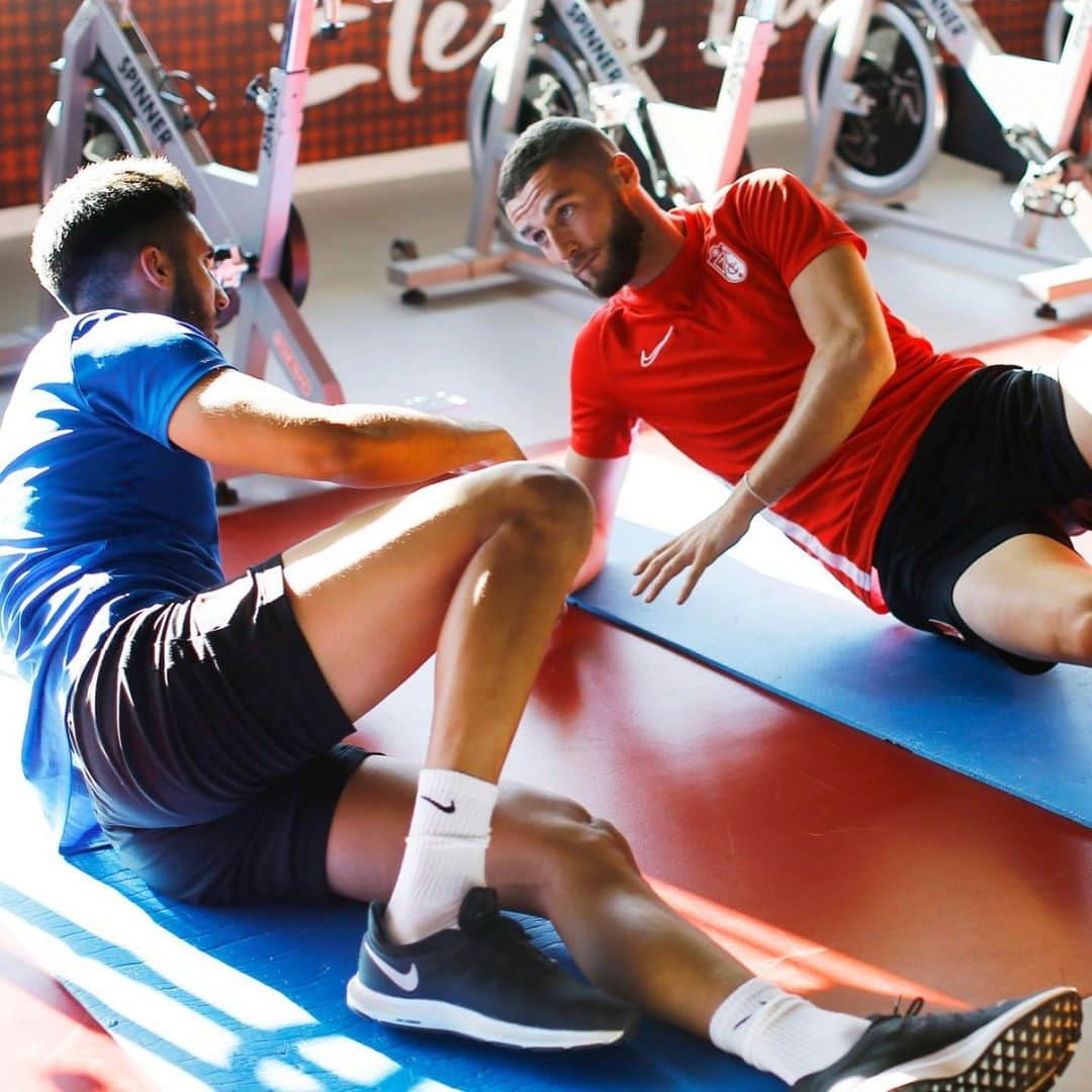 グラナダCFさんのインスタグラム写真 - (グラナダCFInstagram)「El #Granada completa esta tarde en el gimnasio otra jornada de doble trabajo. @domingos_mduarte y @R9Soldado se ejercitaron junto al resto por primera vez. 🔴⚪️ #Granada #Laliga #ligasantander #liga #futbol #soccer #football #granadacf #SobranLasPalabras #EternaLucha #primeradivision」7月17日 4時00分 - granadacf