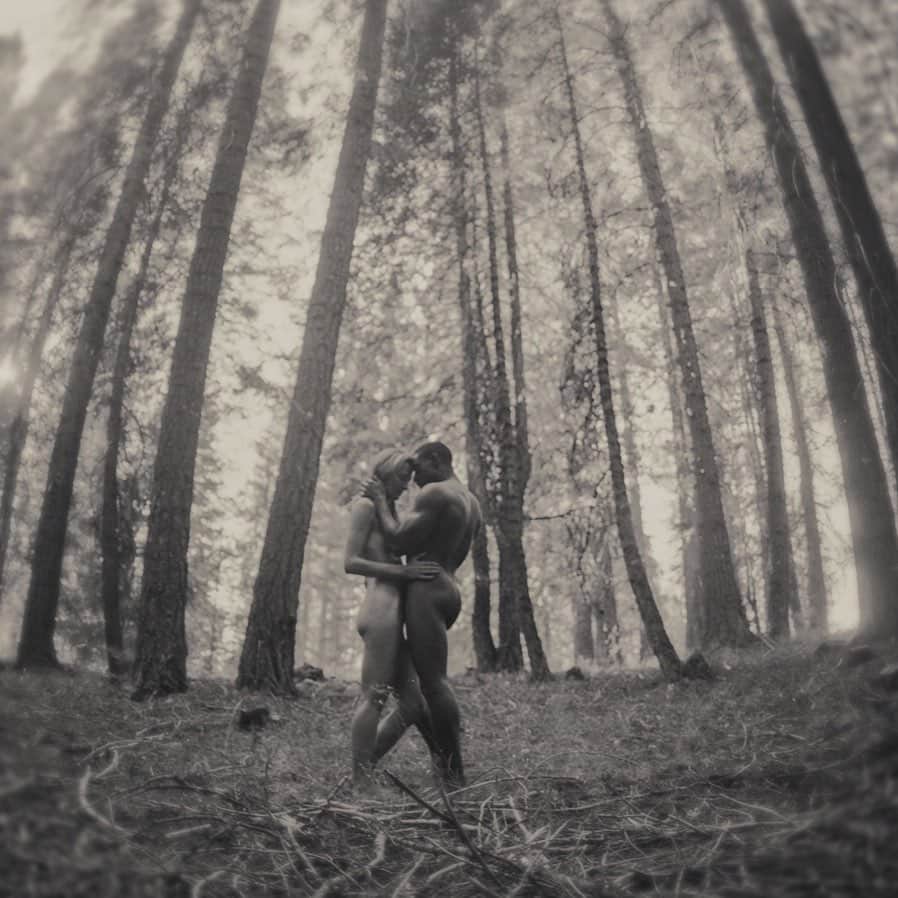 タイラー・シールズのインスタグラム：「Love starts in the stomach and finds its way to the heart. There are so many things that can stop you from falling in love and so few that can make you fall in love. There is so much overthinking now with these super devices in our hands we have the ability to search and see hundreds of other peoples lives daily, 100 years ago most people would see the lives of less than 10 in their whole life time. Communication age has changed love, but that doesn’t mean it has to change you. The grass is always greener until you get to the other side. Have you ever been in love?」