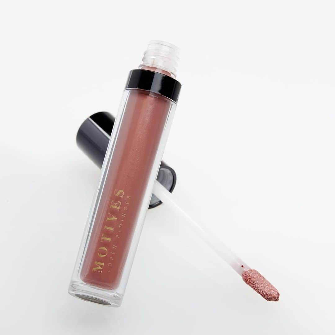 Motives Cosmeticsさんのインスタグラム写真 - (Motives CosmeticsInstagram)「A kiss💋 of lip-boosting shimmer in a formula designed to instantly plump your pout. This hydrating gloss creates fuller, more voluptuous-looking lips in seconds and adds intoxicating shine for a luscious, coveted pout. . . . . #motives #motivescosmetics  #mua #makeuplove #makeupartist  #makeupadict #makeupobsessed #sunkissedlips #lipstick #poutplumper」7月17日 4時01分 - motivescosmetics