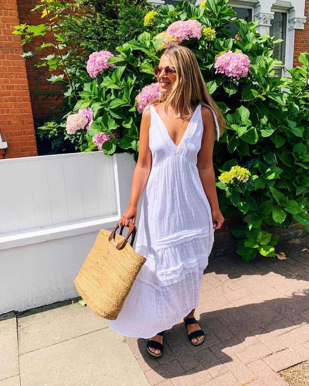 アクセサライズのインスタグラム：「#Accessorizer @loveisinthehairx_ is a ray of sunshine in our Harpreet straw bag ☀️. Made from jute plant fibres, this spacious design is carried by two geometric handles. 🔍: 7906331100.  Tap the link in the bio to shop now.  #Accessorize #Accessorizer」