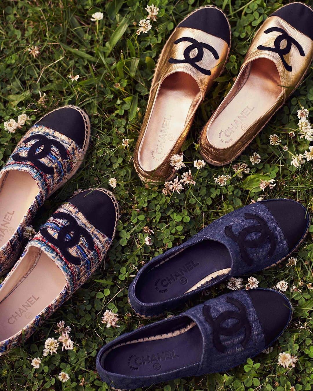Bergdorf Goodmanさんのインスタグラム写真 - (Bergdorf GoodmanInstagram)「SOLE SEARCHING ✨ Whether you’re looking for metallic, denim, or tweed, consider @chanelofficial’s latest espadrilles your go-to summer shoe. Available now in store on 2. #BGOnFoot」7月17日 4時01分 - bergdorfs
