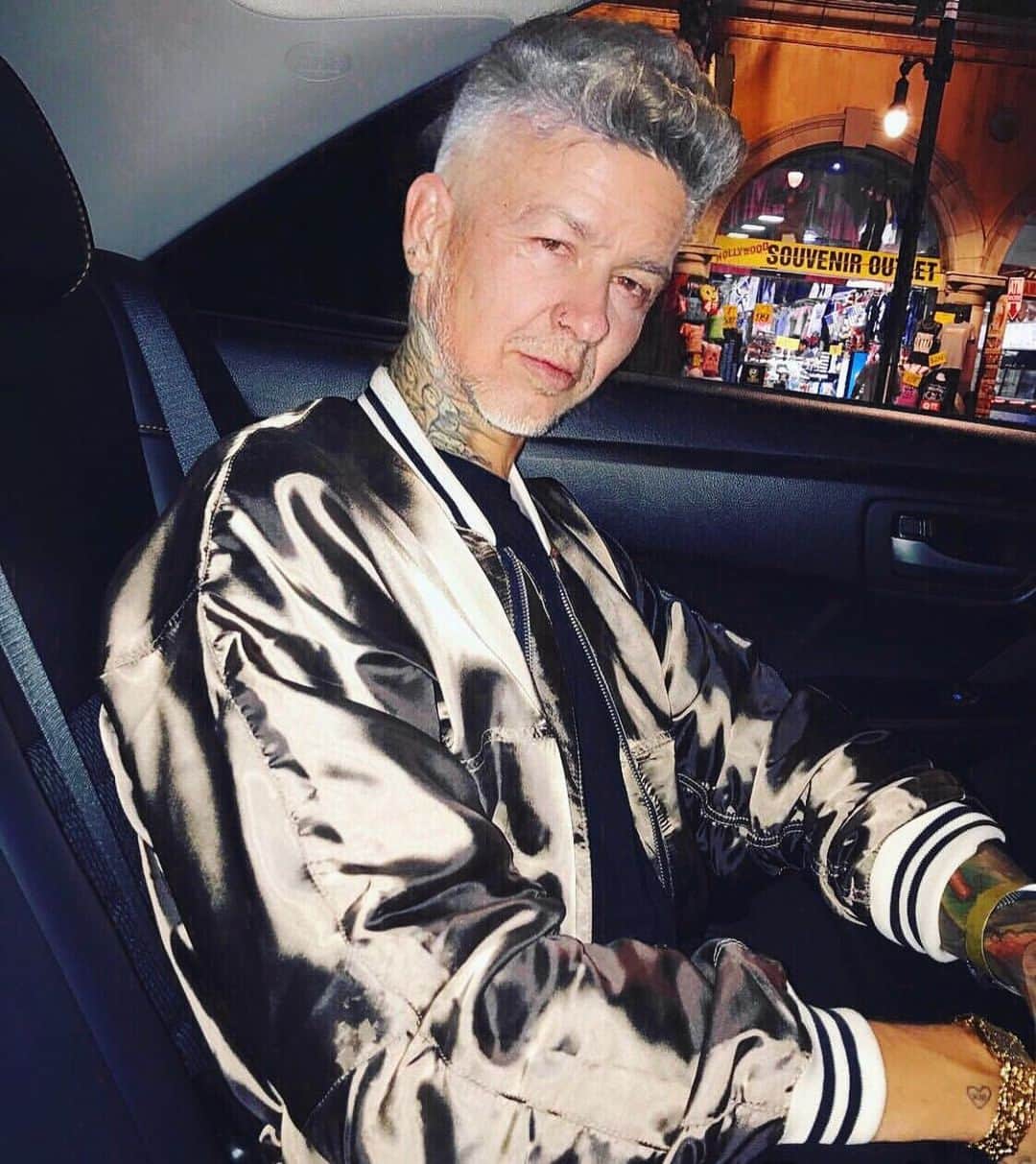 T・ミルズのインスタグラム：「When guys on IG don’t dress their age 😅」