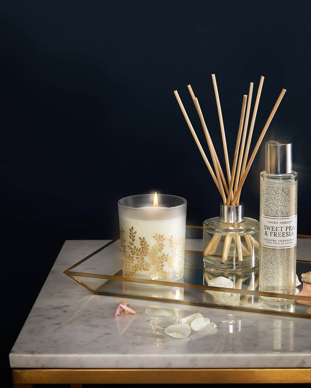 ローラアシュレイのインスタグラム：「Nothing relieves the stress of long day quite like a scented candle & diffuser. Tap to shop ✨」