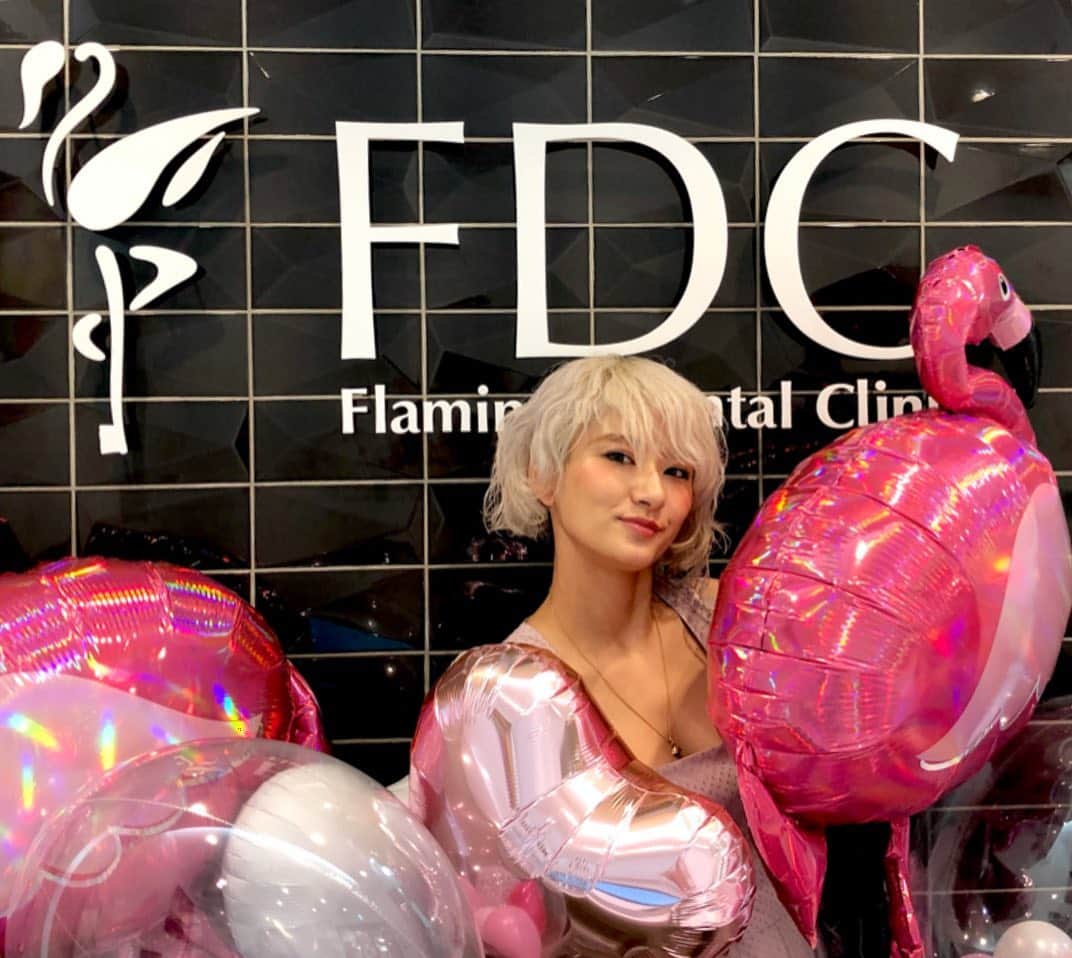 中川友里さんのインスタグラム写真 - (中川友里Instagram)「lovely🥰😍🥰😍 フラミンゴと記念写真撮りすぎた😂😂㊗️⭐️💯笑 ・ 本日(ってかもう昨日やん😲)16日からopenした 大井町の  @flamingodentalclinic にてボトックス打ってきた🌈 前回は美容外科でやったんだけど今回は歯医者さんで🦷✨ ちょっと下垂が気になってて相談したら 逆にリフトアップ効果に効くとことか顎の左右差とか量調整してくださったりとか先に相談めっちゃ聞いてくださって🥺❤️お願いして良かった〜〜🥺🌹 この日加工アプリ無しでも肌ツヤとフェイスライン調子良いな😲🤳💯🌼 ・ ・ 個人的には、次回来たらそのまま大井町のお風呂の王様🛁直行したいルートだここは😃㊗️駅前アクセスも良すぎた🙏💯🌟笑」7月17日 4時10分 - darayunya
