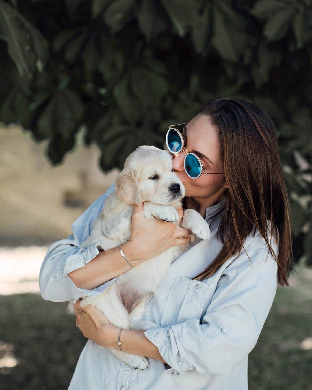 Kapten & Sonさんのインスタグラム写真 - (Kapten & SonInstagram)「'Happiness is a warm puppy!' 🐶 @clari_calahari wears our beautiful Amsterdam Pearl Blue Mirrored in combination with the cutest puppy! 🙌 #bekapten #kaptenandson⁠⠀ .⁠⠀ .⁠⠀ .⁠⠀ #puppy #puppypower #puppylove #puppygram #puppylover #dogsofinstagram #dogstagram #dogsofinsta #sunglasses #sunglasseslover」7月17日 4時11分 - kaptenandson