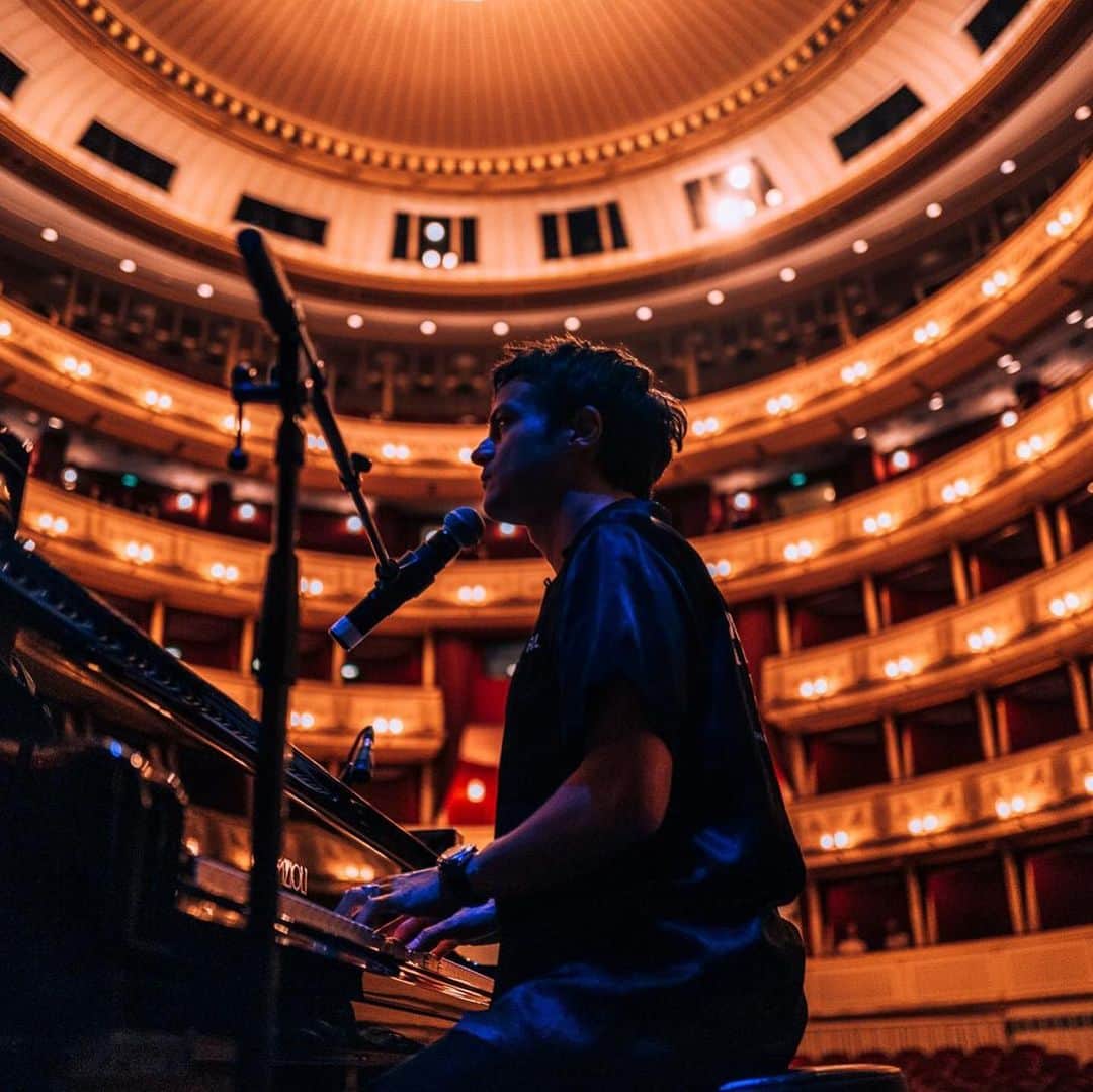 ジェイミー・カラムさんのインスタグラム写真 - (ジェイミー・カラムInstagram)「Thanks everyone for the brilliant show at the amazing Vienna State Opera House at @jazzfestwien. 📸: @konstantinreyer」7月17日 4時18分 - jamiecullum