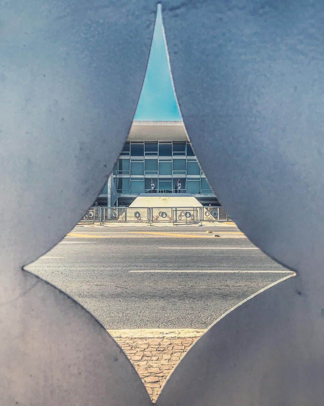 ジルマ・ルセフさんのインスタグラム写真 - (ジルマ・ルセフInstagram)「Visão do Palácio do Planalto por meio de um dos símbolos de Brasília: a coluna do Alvorada. #brasilia #oscarniemeyer #palaciodoplanalto」7月17日 4時29分 - presidenciadobrasil