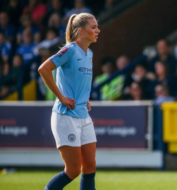 ジェンマ・ボナーのインスタグラム：「searching for some pre season lungs🥵」