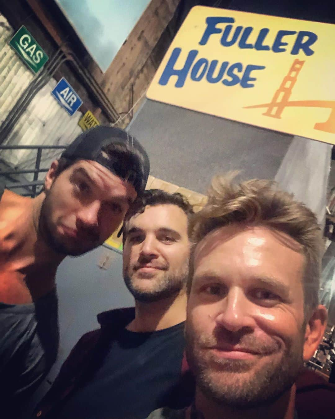 ジョン・ブラザートンさんのインスタグラム写真 - (ジョン・ブラザートンInstagram)「Waiting in the wings @fullerhouse . . . . . Love these dudes! 💪💪💪 @hagenboo @juanpablodipace」7月17日 4時37分 - johnbrotherton