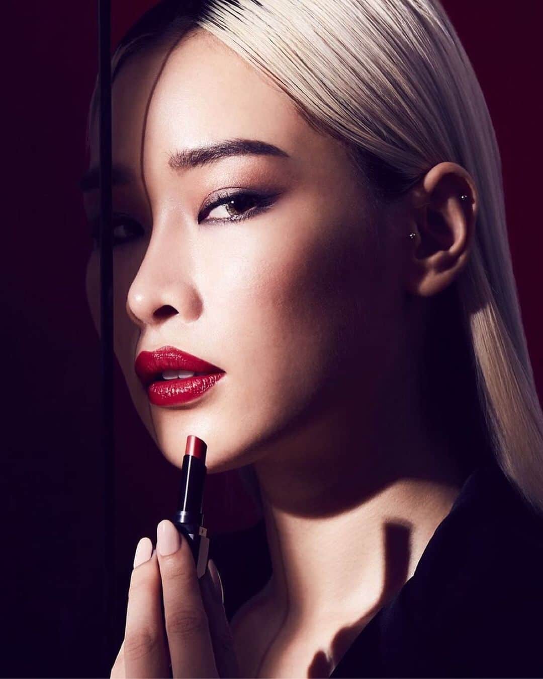 資生堂さんのインスタグラム写真 - (資生堂Instagram)「Equal parts sleek and strong, VisionAiry Gel Lipstick in Sleeping Dragon provides a cooling burst of color and moisture that lasts. Makeup on @cherriemun_ by @tomomi_shibusawa. Regram: @ckayliow. #visiblefeelsinvisible #shiseidomakeup」7月17日 4時46分 - shiseido