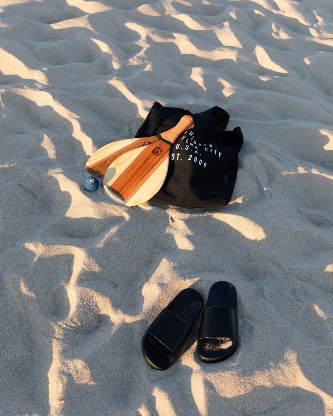 MR PORTERのインスタグラム：「Hello from the #Hamptons. Remember, until the end of the summer, we're offering same-day delivery wherever you've set up on vacation—be it beach or bar. You're welcome. 📷@stefankarlstrom #MRPORTERHamptons」