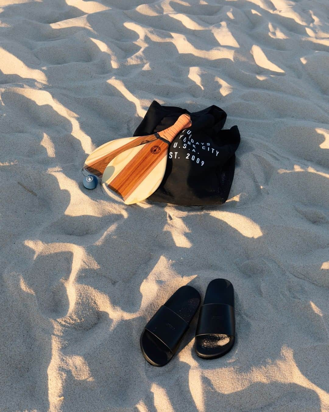 MR PORTERさんのインスタグラム写真 - (MR PORTERInstagram)「Hello from the #Hamptons. Remember, until the end of the summer, we're offering same-day delivery wherever you've set up on vacation—be it beach or bar. You're welcome. 📷@stefankarlstrom #MRPORTERHamptons」7月17日 5時00分 - mrporter