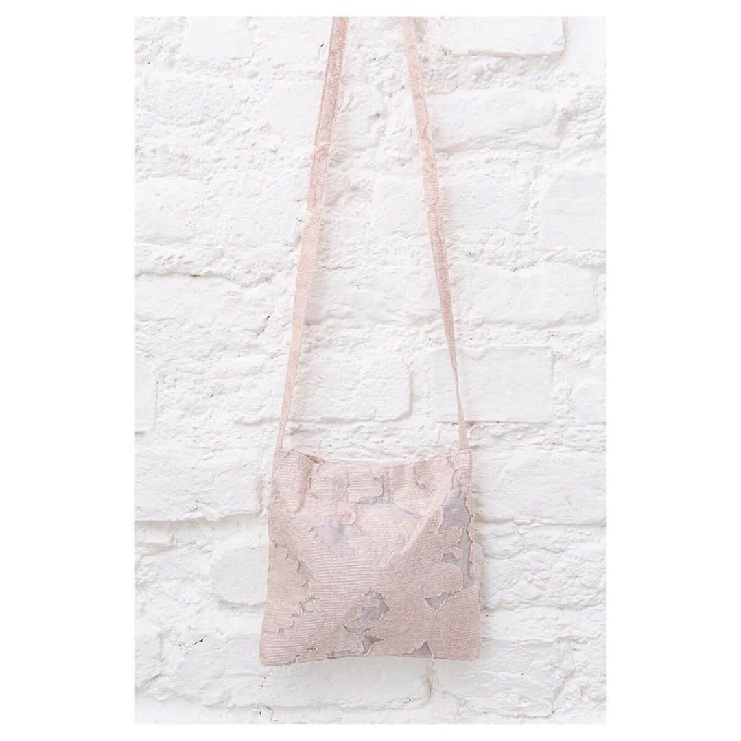 キャベジズ&ローゼズのインスタグラム：「When in Rome….💕 The Rome Bag is a most wonderful crossbody bag available in beautiful pink brocade 🌸 Fully lined with a magnetic closure and long straps, the Rome Bag is sweet for any occasion. We think Rome in pink is the perfect foil for the Louisa Dress 👇Tap to shop them both now👇#taptoshop #brocadebag #madeinlondon #brocade #brocadedress #bagpink #crossbodybag #britishmade #cabbagesandroses #cabbagesandrosesfashion @christina_strutt @cabbagesandroses_shop」