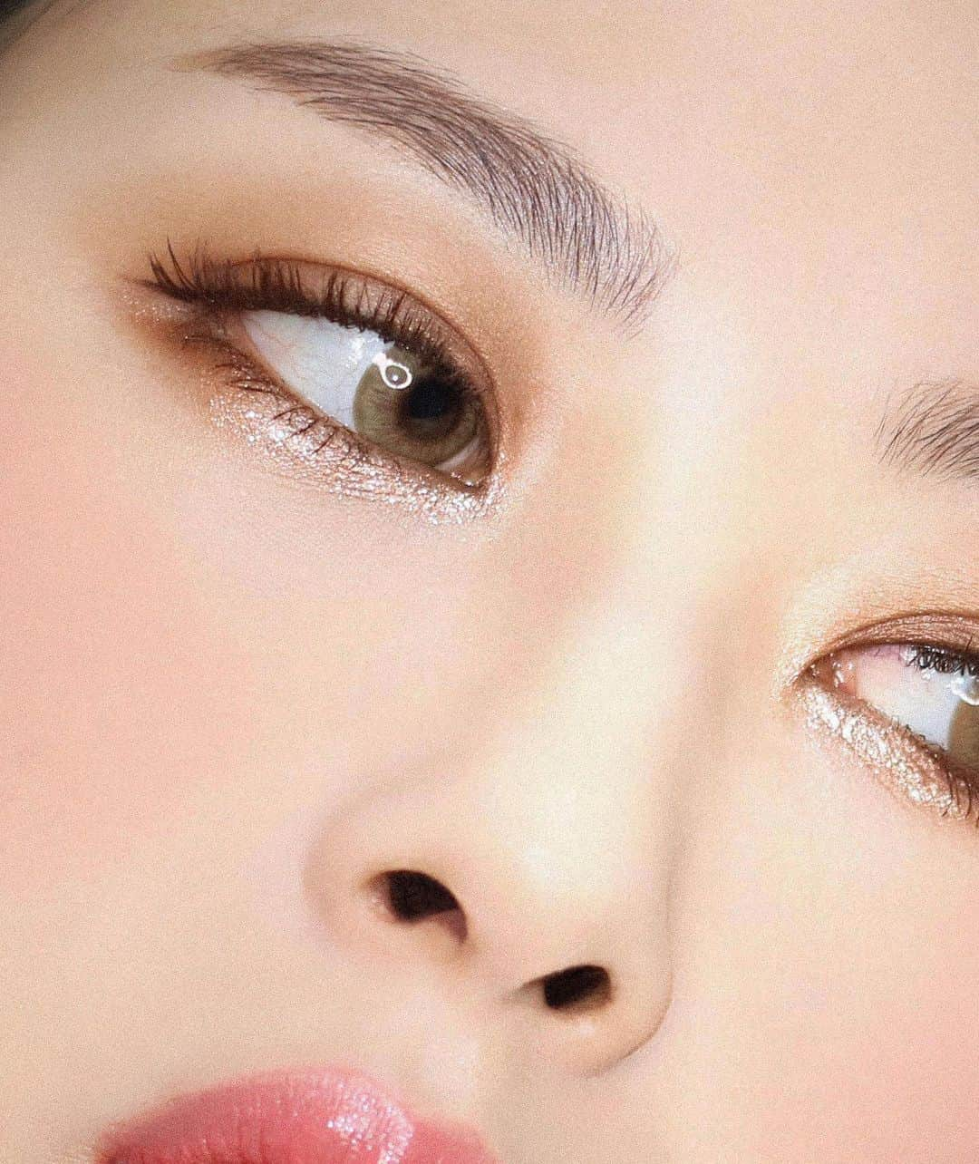 Stila Cosmeticsさんのインスタグラム写真 - (Stila CosmeticsInstagram)「Open up eyes like @hsrsarah_! 🤩  Applying our Glitter & Glow around the inner corners and along your lower lash line can do wonders to brightening up the simplest makeup look ✨  Shade used: Kitten Karma 🐱  Grab yours today @ultabeauty!  #stilacosmetics #eyecandy #glitterandglow #kitten」7月17日 5時02分 - stilacosmetics