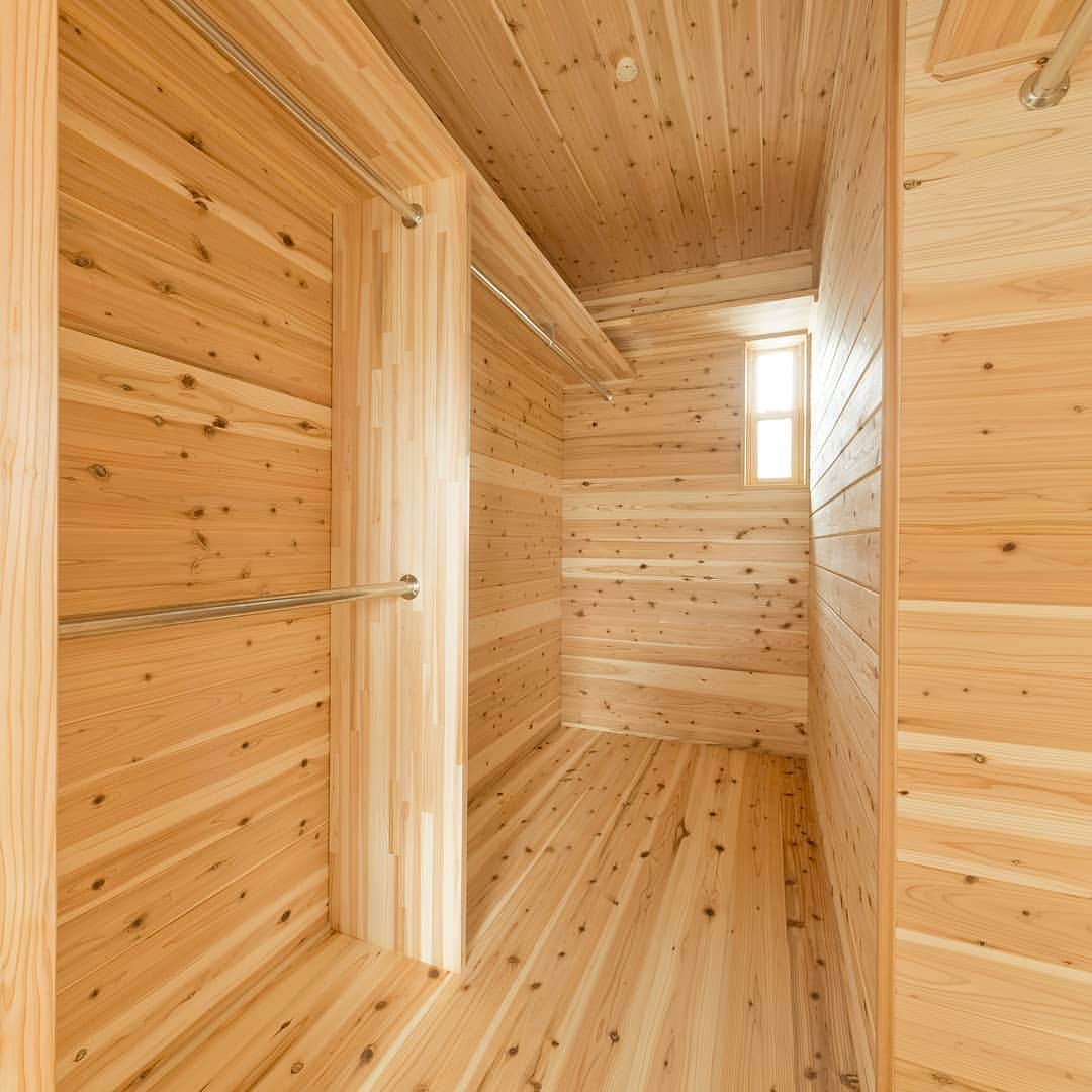 木の家ミヤシタさんのインスタグラム写真 - (木の家ミヤシタInstagram)「ミヤシタは神戸市北区の木の家工務店🌿 【全面杉板張り #ウォークインクローゼット 】  杉が湿気や匂い、有害物質から衣類や布団を守ってくれる。 大切なものをしまう収納だからこそ木の効果が大事です✨  #インテリアデザイン #施工事例  もっと見たい方へ プロフィールはこちらです🌿  @miyashita_wood  宮下は兵庫県神戸市北区の一級建築士事務所の工務店 です。 木造住宅による注文住宅の新築と建て替え、リフォーム、リノベーションをしています。  自社の製材所で兵庫県産木材の木を製材して大工の手仕事で木の家を建てています。 住宅性能 にもこだわり、セルロースファイバー断熱材を高気密高断熱のデコスドライ工法 を使い、床や内装に無垢材の杉・桧を取り入れています。  ハウスメーカー検討中の方、予算に合った木のある暮らしが叶うマイホーム作りをしてみませんか  Instagramの方は プロフィールページのURLをタップ  Facebookの方は↓↓こちらから https://miyashita-lww.jp  #宮下 #兵庫県 #神戸市北区 #工務店 #一級建築士事務所 #木造住宅 #注文住宅 #新築 #建て替え #リフォーム  #製材所 #兵庫県産木材 #木の家 #一戸建て #セルロースファイバー #セルロースファイバー断熱材  #デコスドライ工法 #無垢材の床  #ハウスメーカー検討中  #ナチュラル #木のあるくらし #マイホームづくり #おうちづくり #工務店選び #工務店がつくる家 #ミヤシタの家 #木が好きな人と繋がりたい」7月17日 10時41分 - miyashita_wood