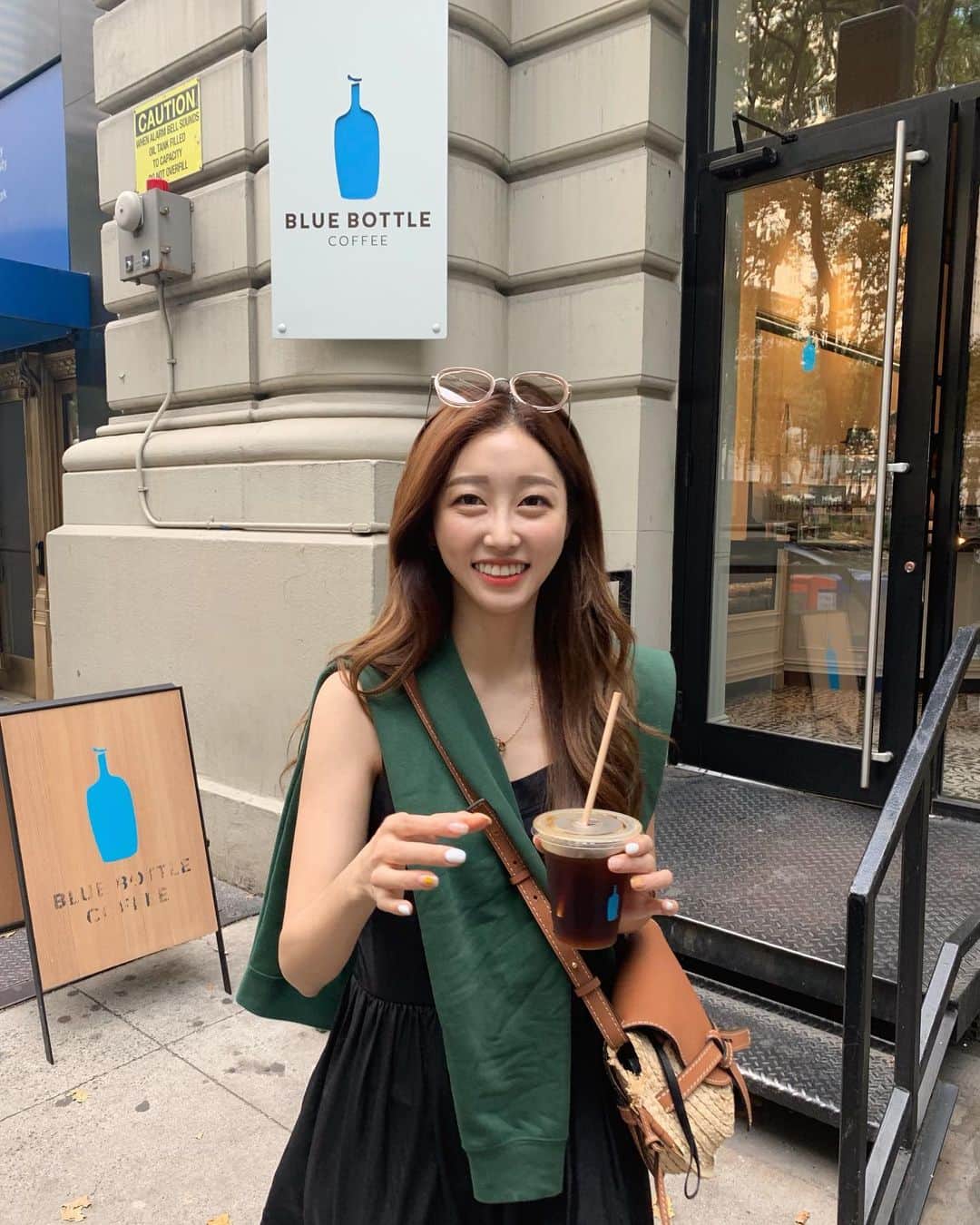 COCO さんのインスタグラム写真 - (COCO Instagram)「아직 뉴욕 인척👅 담달엔 앨래이✈️✈️✈️ Pretending to still be in #nyc :p #블루보틀」7月17日 10時46分 - rilaccoco