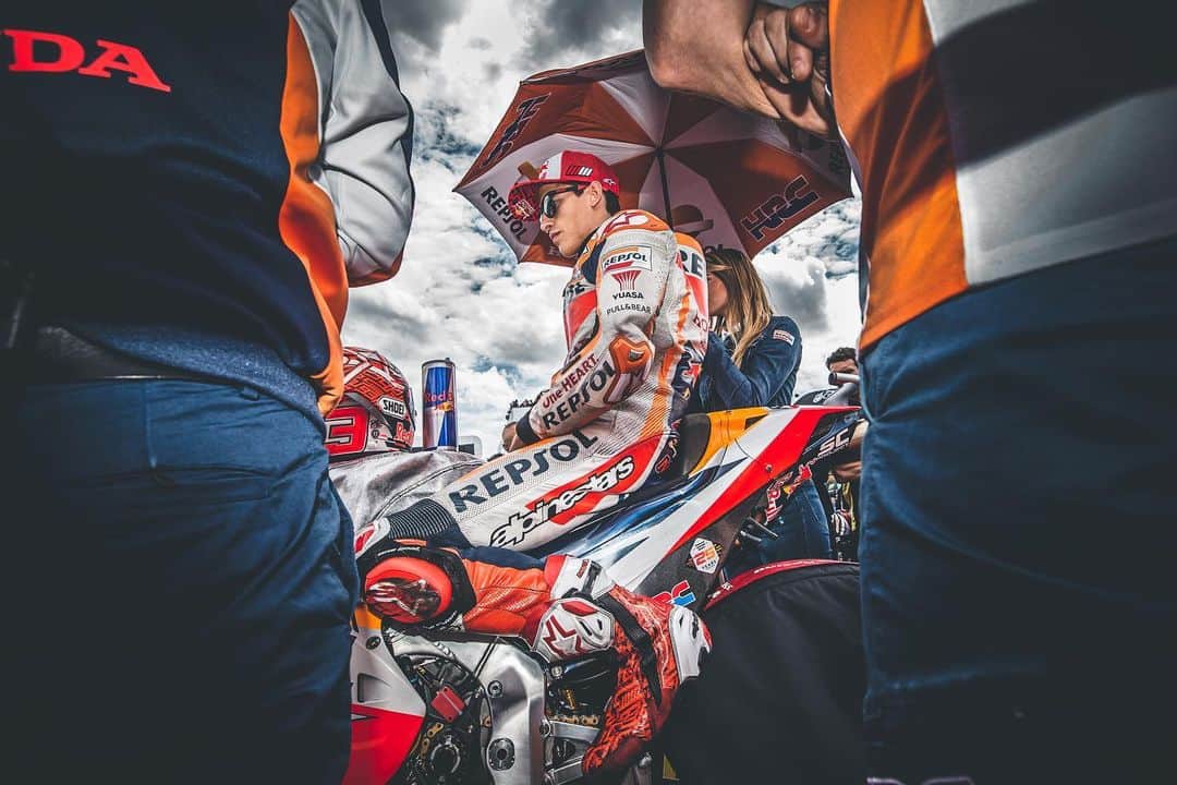 レプソル・ホンダのインスタグラム：「HRC Photographer @polarityphoto • “Moments before roaring off the start line in what would be Marc’s tenth consecutive victory at the Sachsenring, I remember taking this photo and thinking “How can he be so calm?” There had been a lot of talk about his dominance at the German GP and yet all the pressure & expectation didn’t change how he approached and executed the race. On the day he led from the first corner to the last, and in the words of the man himself “It was a perfect strategy”. This photo stuck in mind because it feels like a window into his world.” • ISO 100  f/6.3  1/250 sec ⠀⠀⠀⠀⠀⠀⠀⠀⠀ #GermanGP #Photography #Insight」